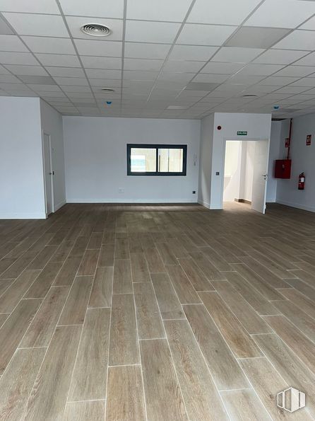 Nave en alquiler y venta en Calle Loeches, Alcorcón, Madrid, 28925 con ventana, accesorio, hall, madera, edificio, suelo, suelos, propiedad material, techo y material de construcción alrededor