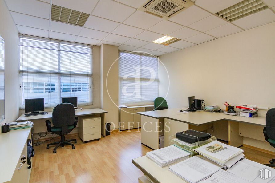 Oficina en venta en Calle Valentín Beato, San Blas - Canillejas, Madrid, 28053 con silla, mesa, mueble, propiedad, escritorio, ventana, silla de oficina, interiorismo, suelos y suelo alrededor