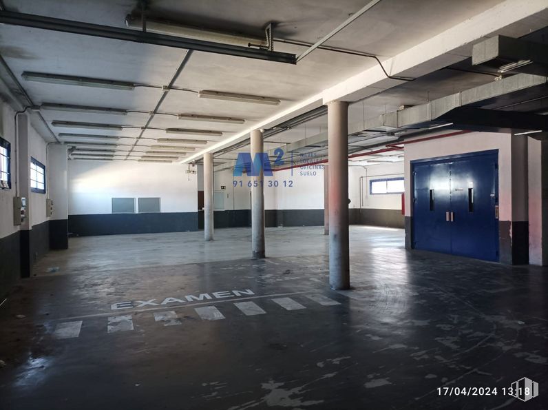 Industrial for sale at Zona Villaverde, Villaverde, Madrid, 28021 with door, fixture, building, floor, flooring, gas, hall, parking, city and ceiling around