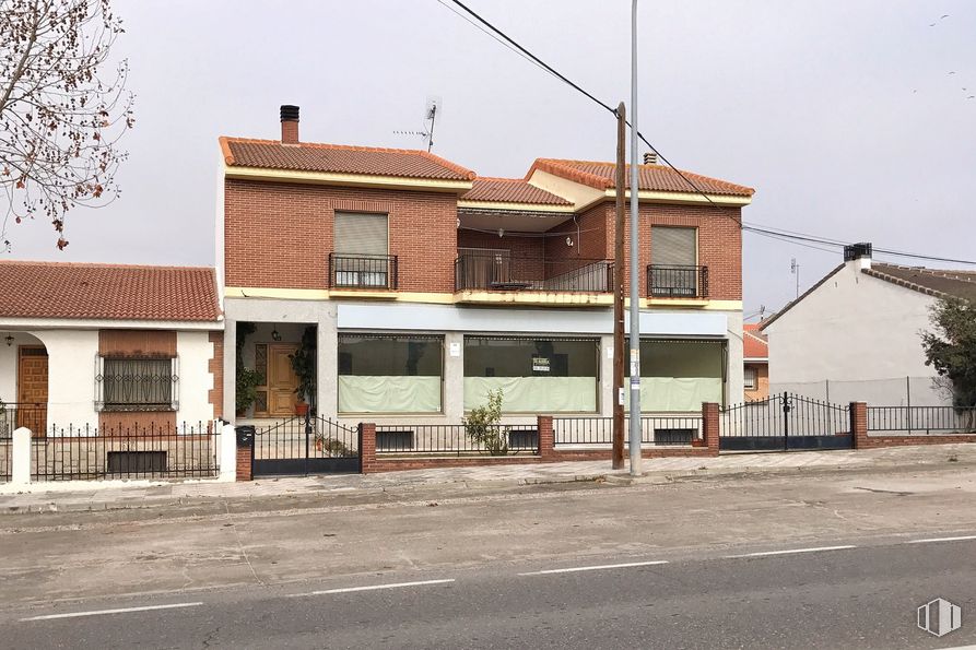 Retail for rent at Calle Juan II, 4, La Puebla de Montalbán, Toledo, 45516 with house, window, building, sky, door, wood, neighbourhood, residential area, facade and asphalt around