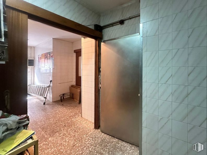 Retail for sale at Calle Santa Teresa, El Hoyo de Pinares, Ávila, 05250 with door, wood, hall, interior design, building, floor, flooring, wall, comfort and table around