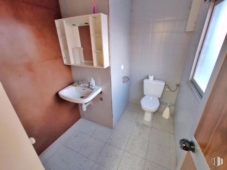 Nave en venta en Polígono industrial, Arganda del Rey, Madrid, 28500 con inodoro, fregadero, ventana, asiento del inodoro, accesorios de fontanería, pared, suelo, suelos, cuarto de baño y lavabo alrededor