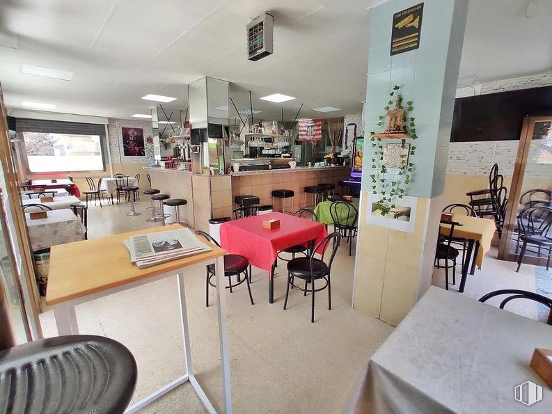 Local en alquiler en Calle Utrillas, Hortaleza, Madrid, 28043 con silla, mesa, mesa de cocina y comedor, mesa, mueble, propiedad, alumbrado, estante, interiorismo y suelo alrededor