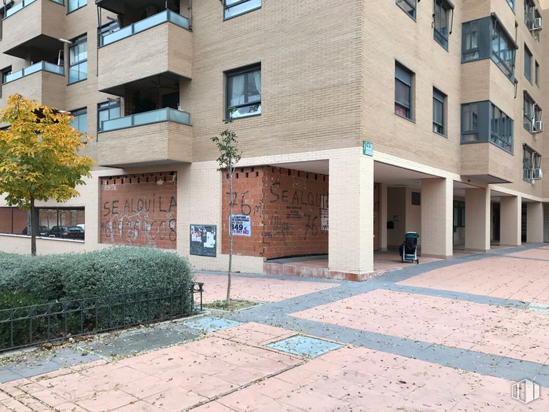 Local en alquiler y venta en Plaza Mar Caspio, 1, Coslada, Madrid, 28820 con ventana, edificio, día, propiedad, planta, superficie de carretera, diseño urbano, condominio, barrio y acera alrededor