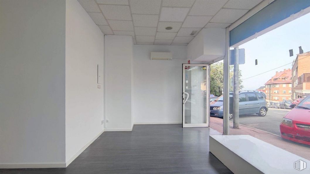 Local en venta en Cuesta San Francisco, 16, Las Rozas de Madrid, Madrid, 28230 con coche, puerta, neumático, rueda, edificio, madera, interiorismo, hall, suelo y suelos alrededor