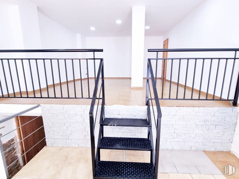 Local en alquiler y venta en Calle Federico García Lorca, 3, Mejorada del Campo, Madrid, 28840 con propiedad, escaleras, madera, accesorio, tinte para madera, pavimentos, piso, pared, suelo laminado y madera alrededor