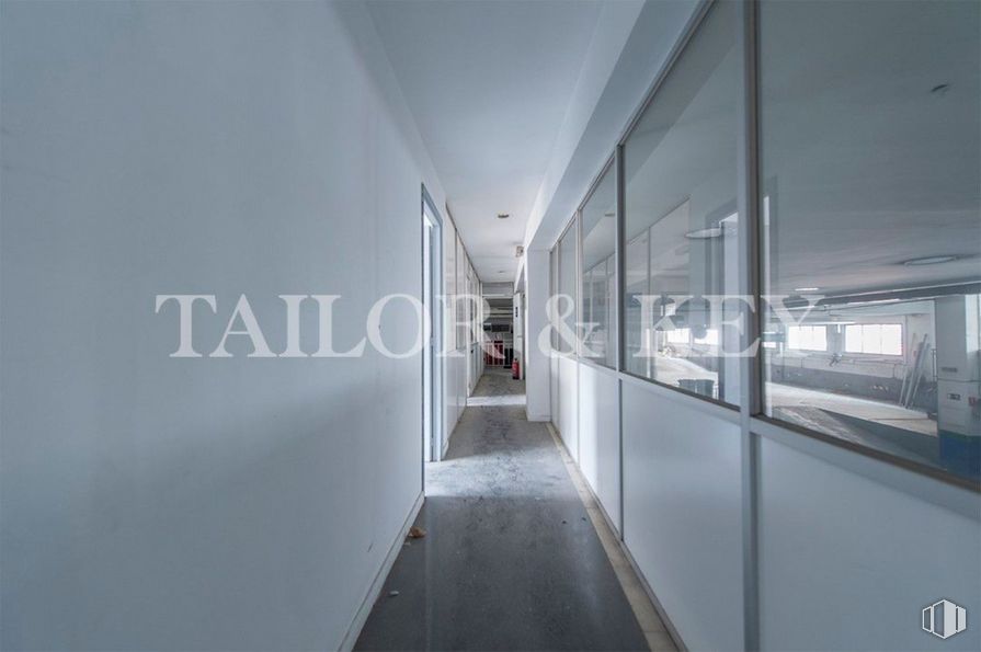 Local en venta en Calle Berruguete, Tetuán, Madrid, 28039 con edificio, accesorio, suelo, suelos, vidrio, en paralelo, simetría, ciudad, aluminio y techo alrededor