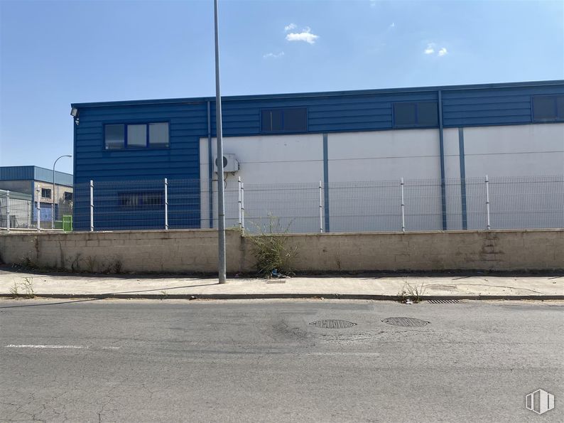 Industrial for rent at Calle del Olmo, Ciempozuelos, Madrid, 28350 with building, blue, daytime, composite material, concrete, metal, public utility, shade, building material and tar around