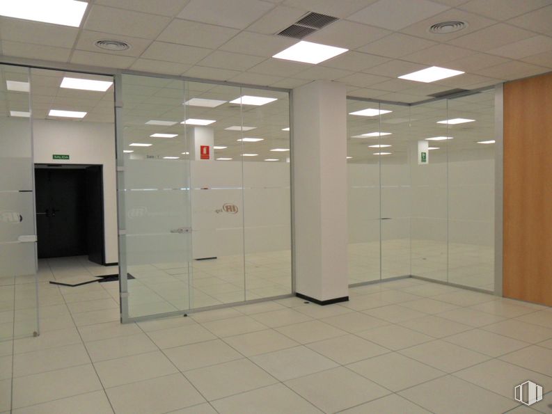 Office for rent at Edificio 1B (22-B), Calle Casas de Miravete, 22-24, Villa de Vallecas, Madrid, 28031 with light fixture, lighting, flooring, floor, ceiling, interior design, glass, composite material, tile flooring and commercial building around