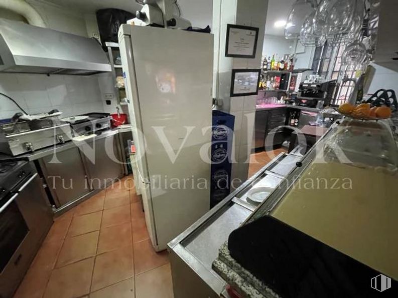 Retail for rent at Zona Norte - Universidad, Móstoles, Madrid, 28933 with refrigerator, kitchen appliance, countertop, automotive design, eyewear, flooring, building, machine, font and room around