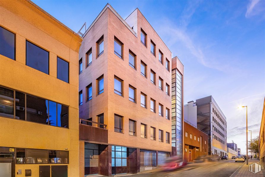 Oficina en alquiler en Calle Lezama, 20, Fuencarral - El Pardo, Madrid, 28034 con ventana, edificio, cielo, propiedad, nube, luz de la calle, condominio, arquitectura, diseño urbano y bloque de pisos alrededor