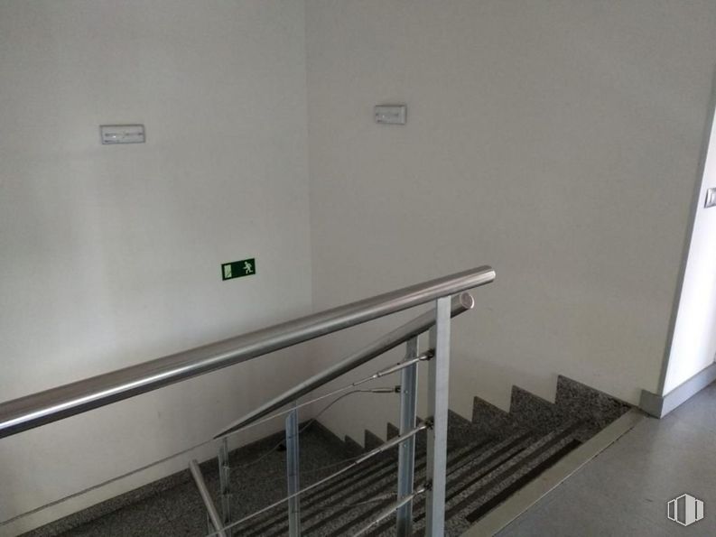 Office for rent at Zona Centro Comercial Tres Aguas, Alcorcón, Madrid, 28922 with wood, building, gas, composite material, handrail, house, metal, ceiling, aluminium and plaster around