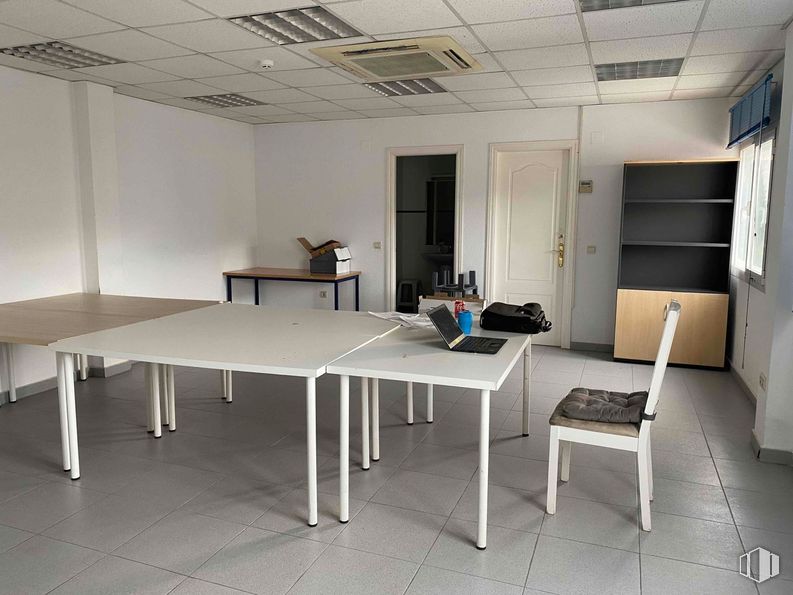 Industrial for rent at Polígono industrial Los Olivos, Getafe, Madrid, 28906 with chair, desk, table, furniture, flooring, floor, wood, interior design, lighting and composite material around