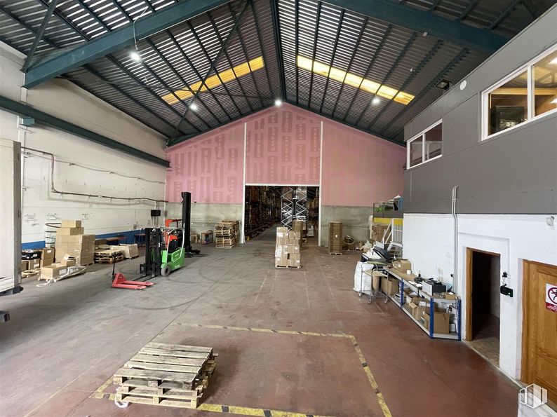 Industrial for rent at Polígono Industrial San Isidro, Seseña, Toledo, 45223 with window, lighting, light fixture, hall, interior design, flooring, floor, wood, ceiling and building around