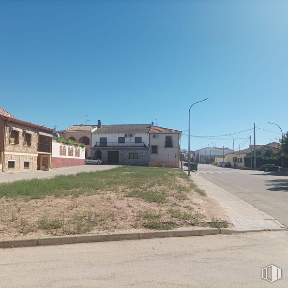 Land for sale at Centro Urbano, Villamayor de Santiago, Cuenca, 16415 with sky, street light, window, building, land lot, road surface, asphalt, house, residential area and landscape around