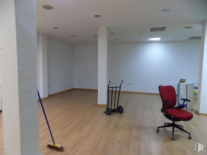 Retail for sale & for rent at Zona Centro, Cuenca, 16004 with chair, wood, flooring, hall, floor, fixture, building, hardwood, ceiling and laminate flooring around