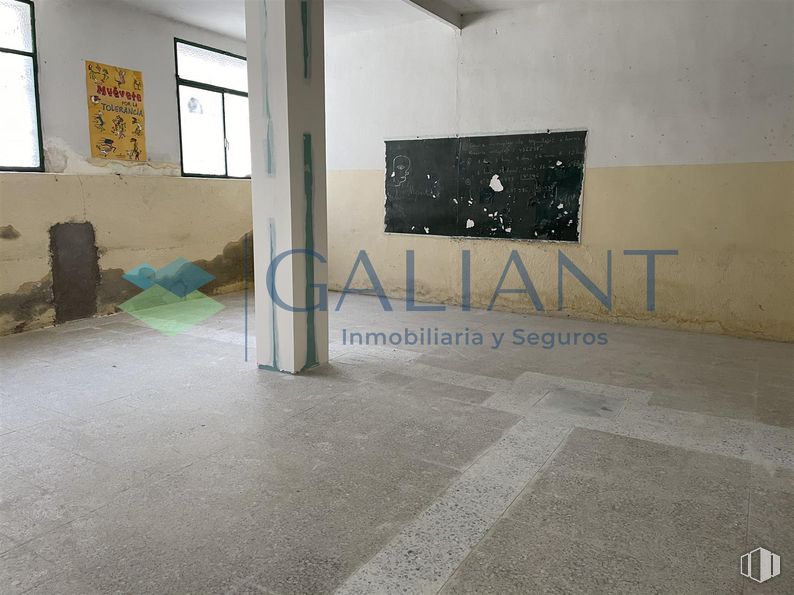 Retail for sale at Zona La Fortuna, Leganés, Madrid, 28917 with window, lighting, property, floor, flooring, art, wall, paint, ceiling and concrete around