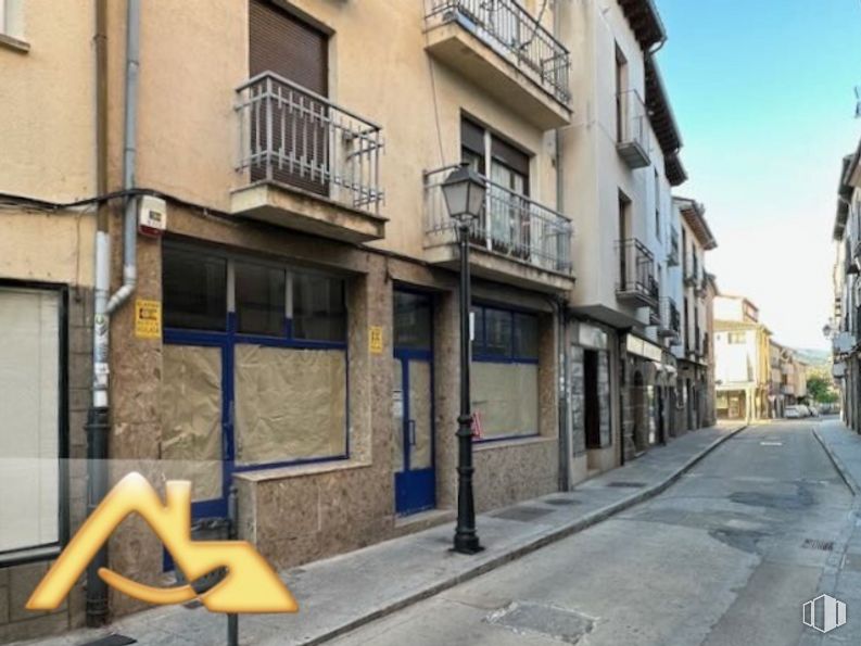 Retail for sale at Plaza España, El Barco de Ávila, Ávila, 05600 with building, property, window, road surface, sky, neighbourhood, sidewalk, wall, road and urban design around