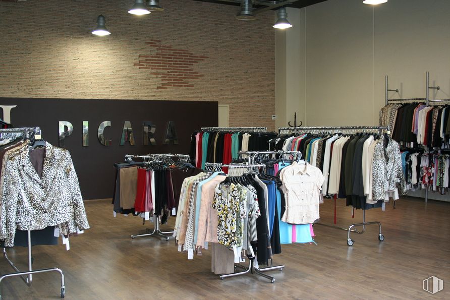 Nave en alquiler y venta en Calle Industrias, 71, Alcorcón, Madrid, 28923 con equipaje y bolsos, percha, alumbrado, diseño de interiores, compras, diseño de moda, boutique, espacio público, venta minorista y camiseta alrededor