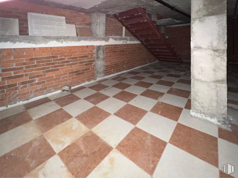 Local en alquiler en Calle Fuerzas Armadas, 2, Ciempozuelos, Madrid, 28350 con propiedad, madera, suelo de baldosas, edificio, ladrillo, albañilería, superficie de la carretera, suelo, suelos y material de construcción alrededor