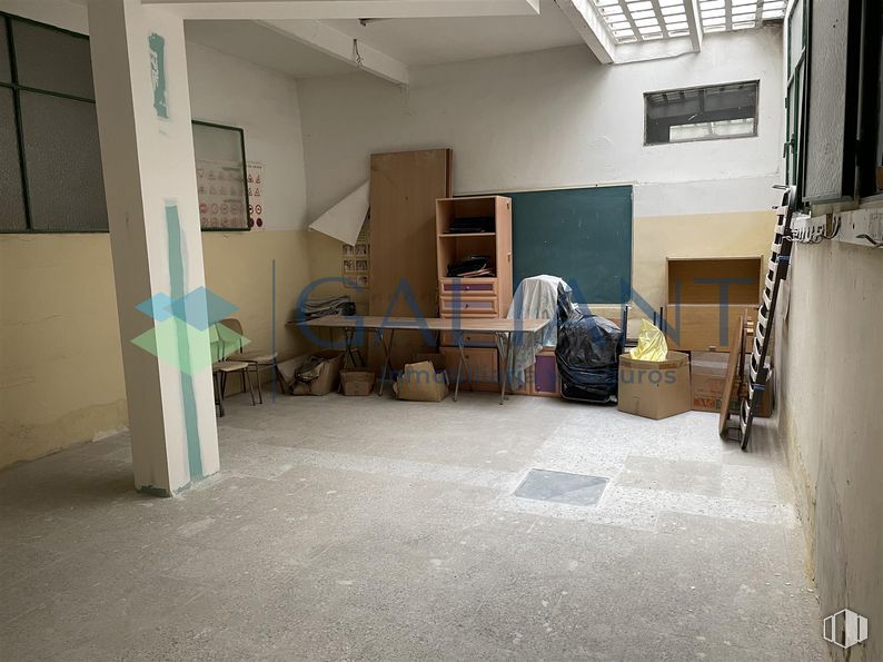 Retail for sale at Zona La Fortuna, Leganés, Madrid, 28917 with luggage & bags, furniture, building, fixture, flooring, floor, house, wood, ceiling and event around