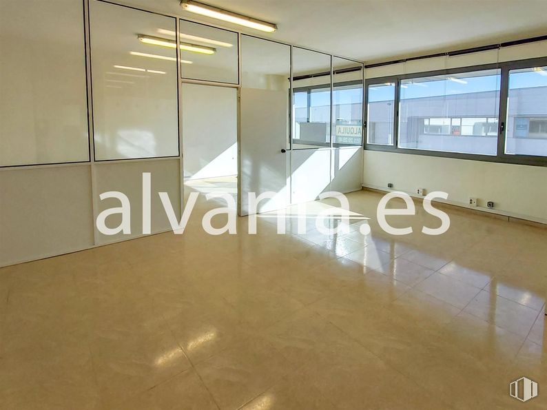 Nave en alquiler en Polígono Neinor, Leganés, Madrid, 28914 con lámpara, ventana, alumbrado, edificio, accesorio, madera, hall, interiorismo, suelo y suelos alrededor