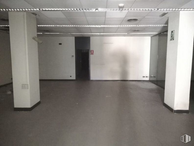 Local en venta en Calle Chimbo, Carabanchel, Madrid, 28025 con puerta, piso, pavimento, accesorio, techo, gas, edificio, aparcamiento, pasillo y lámpara fluorescente alrededor