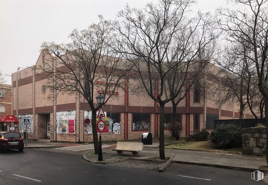 Retail for rent at Calle Real de San Sebastián, 20, Brunete, Madrid, 28690 with car, building, plant, sky, window, vehicle, road surface, tree, wheel and vehicle registration plate around