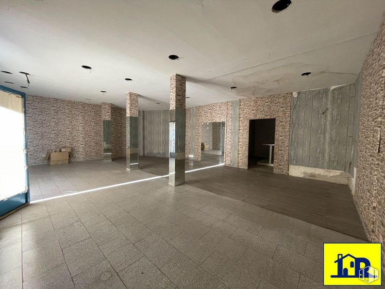 Local en alquiler y venta en Avenida Castilla La Mancha,, Cuenca, 16003 con accesorio, diseño de interiores, suelo, piso, pasillo, material compuesto, techo, hormigón, edificio y lámpara alrededor