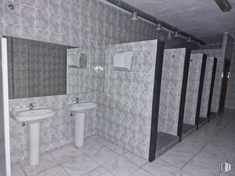 Retail for sale at Calle Federico Marín, Valdemoro, Madrid, 28340 with hand dryer, sink, tap, property, plumbing fixture, building, bathroom, architecture, floor and bathroom sink around