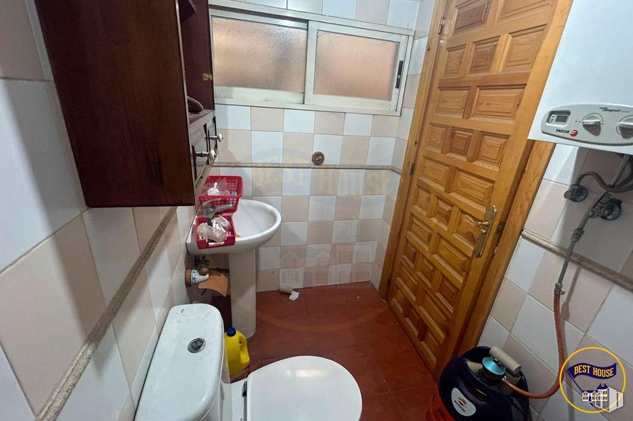 Industrial for sale at Polígono Campsa, Cuenca, 16004 with door, toilet, sink, cabinetry, building, bathroom, fixture, house, flooring and floor around