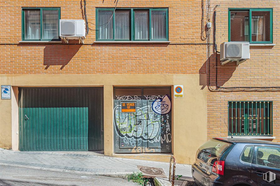 Retail for sale at Calle Nuestra Señora Dolores, 12, Tetuán, Madrid, 28039 with window, car, property, vehicle, plant, blue, tire, vehicle registration plate, wood and neighbourhood around