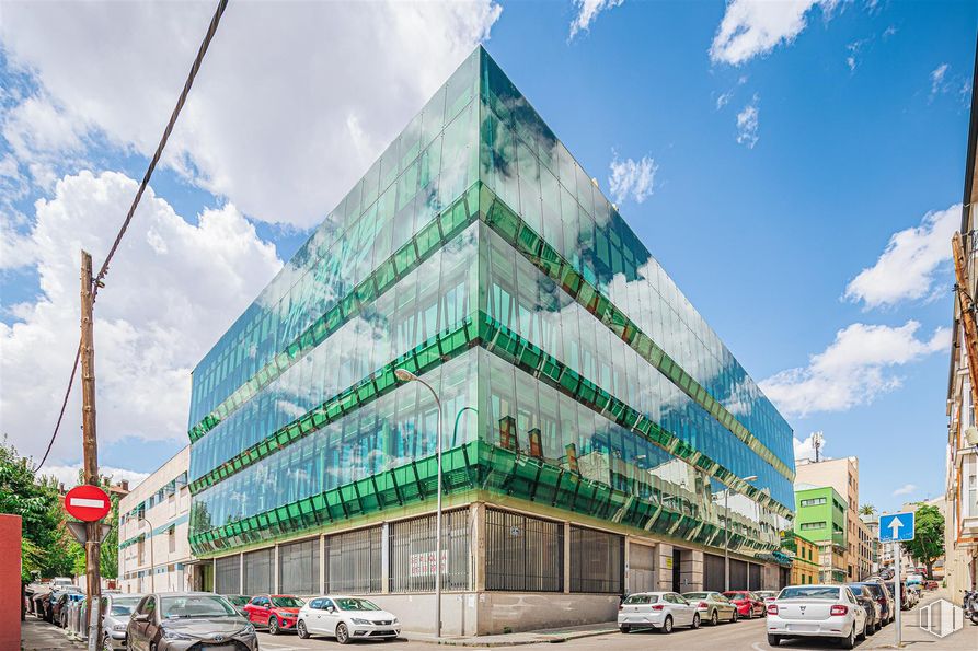 Office for sale at Calle Ulises, 108, Hortaleza, Madrid, 28043 with car, building, commercial building, metropolitan area, glass, composite material, engineering, headquarters, metropolis and mixed-use around