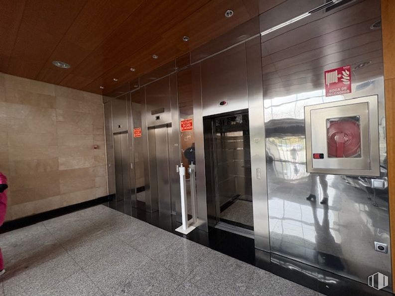 Office for rent at Parque Empresarial Las Rozas, Las Rozas de Madrid, Madrid, 28232 with flooring, floor, elevator, glass, silver, tile flooring, transparency, tile, aluminium and cleanliness around