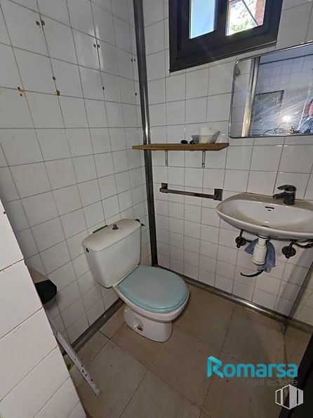 Retail for rent at Plaza Calderón de la Barca, Segovia, 40004 with toilet, sink, window, mirror, plumbing fixture, purple, bathroom, tap, interior design and toilet seat around