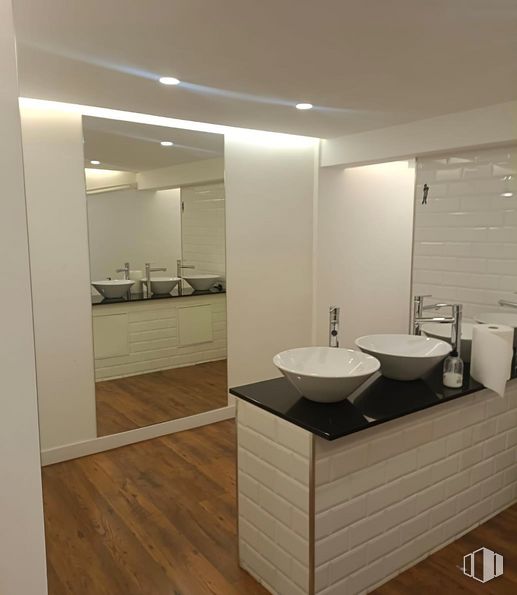 Local en alquiler y venta en Castellana/Salamanca, Salamanca, Madrid, 28006 con fregadero, accesorios de fontanería, grifo, cuarto de baño, lavabo, accesorio, madera, interiorismo, espejo y mueble de baño alrededor