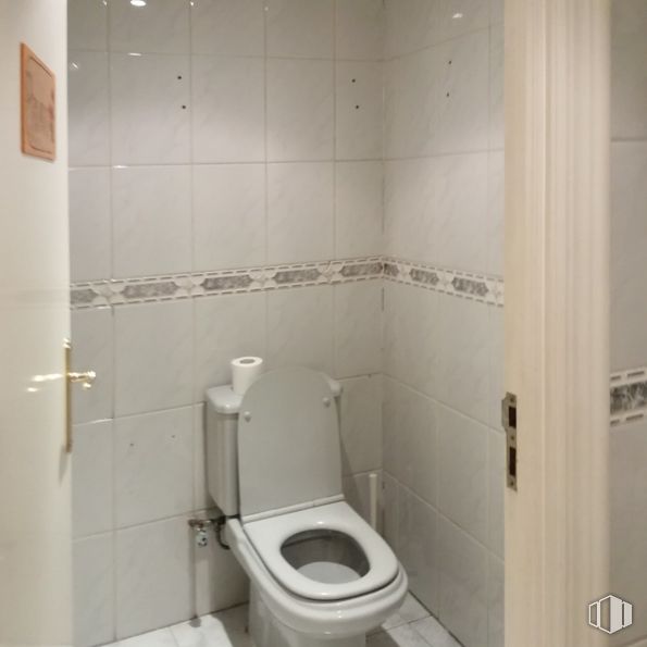 Office for rent at Zona Pradillo, Móstoles, Madrid, 28931 with toilet, property, toilet seat, bathroom, fixture, black, purple, plumbing fixture, interior design and floor around