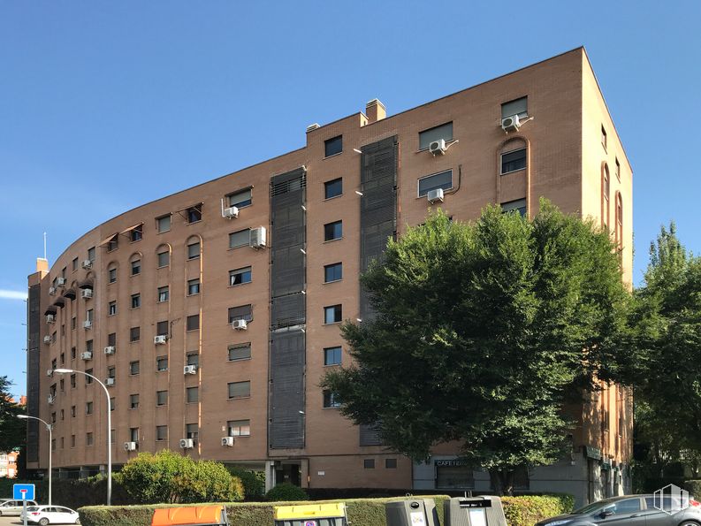 Retail for sale at Moratalaz, Moratalaz, Madrid, 28030 with building, car, sky, property, window, tower block, street light, tree, urban design and condominium around