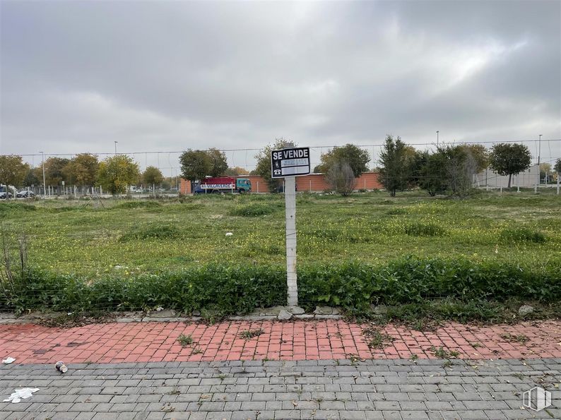 Suelo en venta en Calle Navas de Buitrago, 27, Villaverde, Madrid, 28021 con nube, cielo, planta, árbol, superficie de la carretera, lote de terreno, asfalto, hierba, paisaje natural y arbusto alrededor