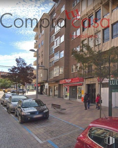 Retail for sale at Calle José Zorrilla, Segovia, 40002 with car, building, land vehicle, cloud, vehicle, window, infrastructure, vehicle registration plate, sky and automotive design around