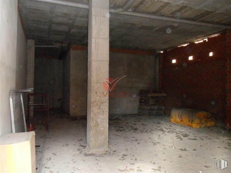 Retail for sale at Zona Reyes Católicos, Cuenca, 16003 with furniture, building, interior design, wood, flooring, floor, house, gas, ceiling and composite material around