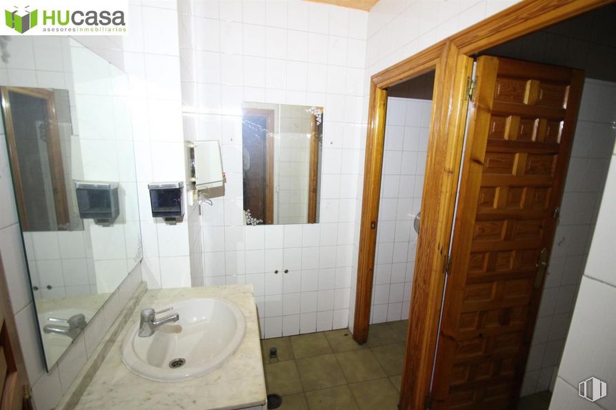 Retail for rent at Avenida Santa Bárbara, Toledo, 45006 with sink, countertop, mirror, property, fixture, bathroom, plumbing fixture, tap, wood and interior design around