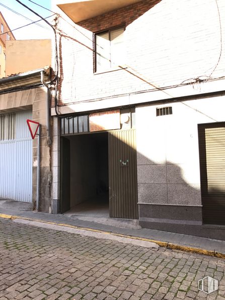 Local en venta en Calle Miraflores, 6, Segovia, 40002 con puerta, persiana de la ventana, edificio, superficie de la carretera, madera, asfalto, sombra, fachada, carretera y casa alrededor