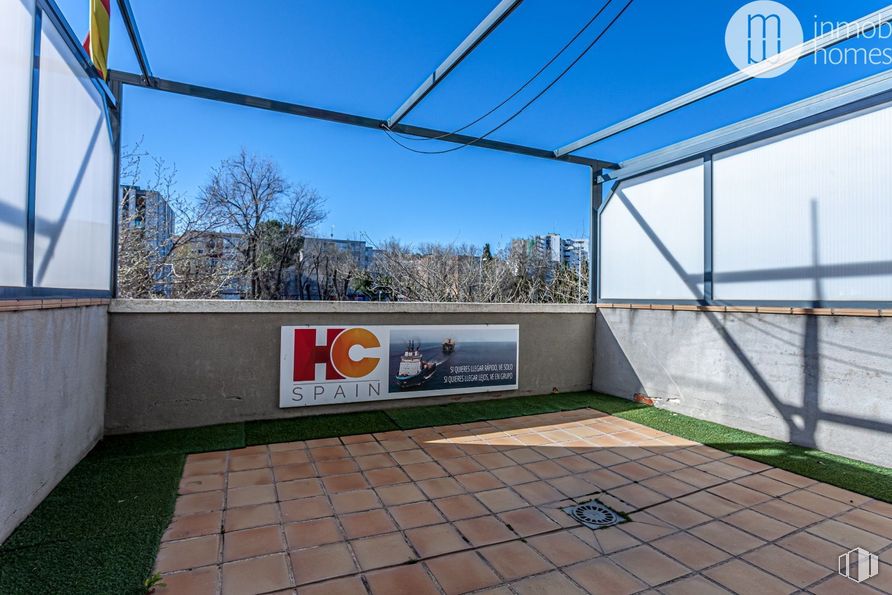 Oficina en venta en Avenida Constitución, Coslada, Madrid, 28820 con cielo, sombra, edificio, árbol, casa, hierba, inmobiliario, fachada, suelos y revestimiento alrededor