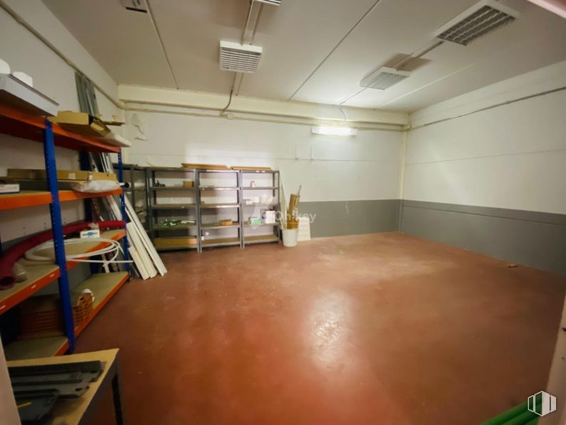 Industrial for sale at Calle Plomo, San Martín de la Vega, Madrid, 28330 with bookcase, flooring, floor, ceiling, lighting, shelving, hall, hardwood, shelf and wood stain around