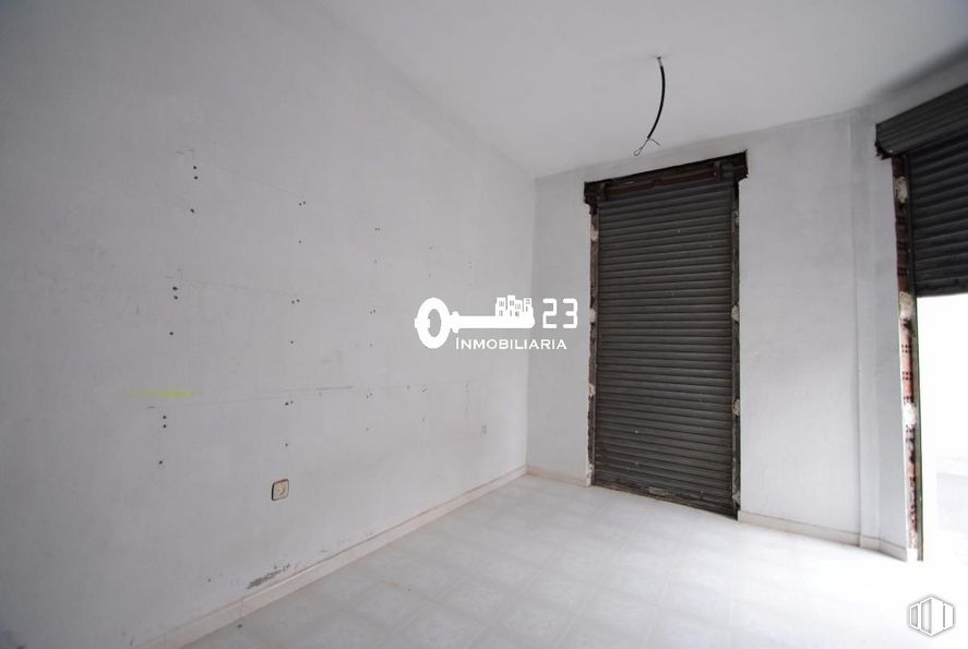 Retail for rent at Zona Estación - Cruz Roja, Illescas, Toledo, 45200 with fixture, wood, composite material, flooring, ceiling, concrete, building, rectangle, curtain and room around