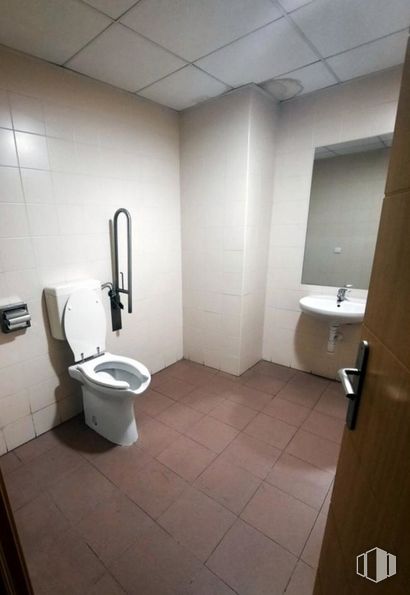 Office for rent at Edificio Curia, Calle Trinitarios, 1, Toledo, 45003 with toilet, sink, plumbing fixture, toilet seat, bathroom, fixture, bathroom sink, building, interior design and floor around