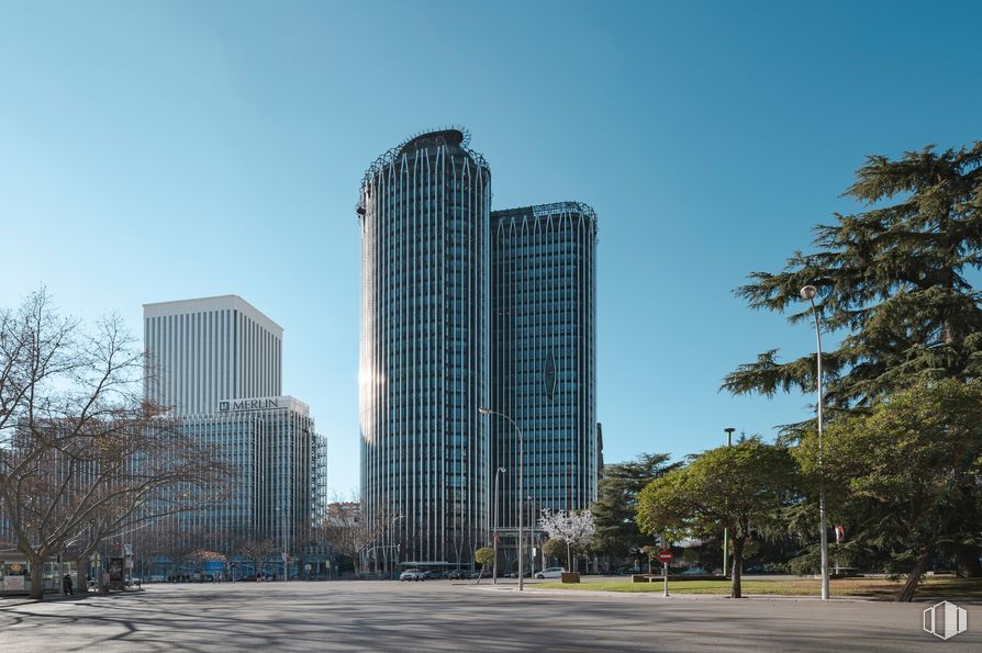 Oficina en alquiler en Torre Europa, Paseo Castellana, 95, Tetuán, Madrid, 28046 con edificio, cielo, rascacielos, planta, árbol, bloque de torre, condominio, diseño urbano, torre y ciudad alrededor