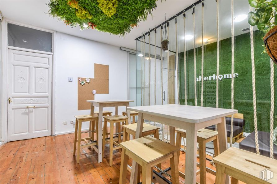 Office for rent at Calle Alfonso XII, 8, Retiro, Madrid, 28014 with door, stool, table, furniture, interior design, flooring, glass, wood stain, hardwood and varnish around