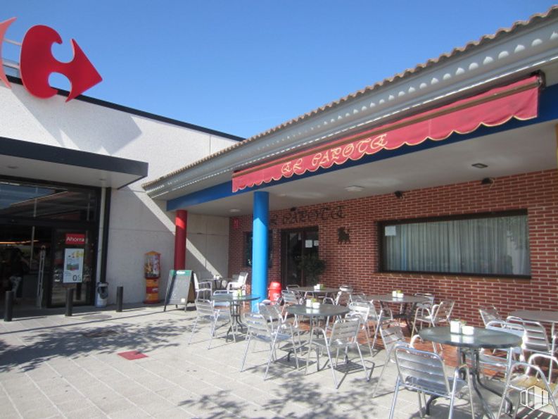 Retail for sale at C.C.Los Arenales, Los Arenales, El Casar, Guadalajara, 19170 with chair, table, building, window, sky, property, architecture, red, public space and leisure around